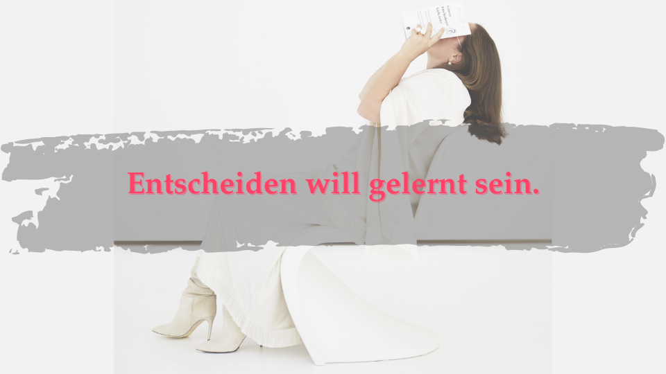 Autorin Marion Glück hält ihr Buch vors Gesicht – schwere Entscheidungen treffen lernen