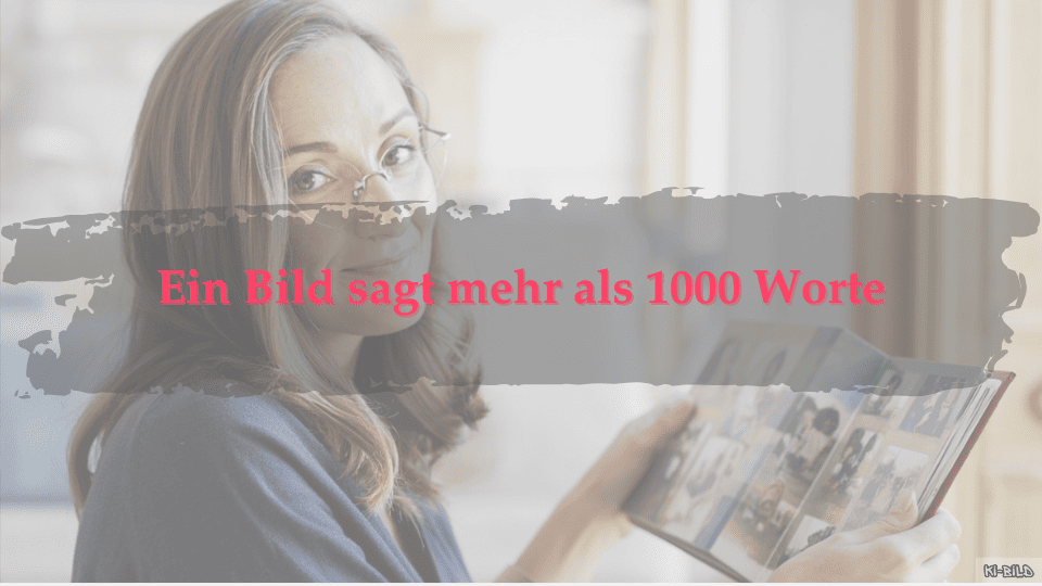 Frau blickt über die Schulter in die Kamera, in den Händen ein aufgeschlagenes Fotoalbum, Erinnerungen festhalten