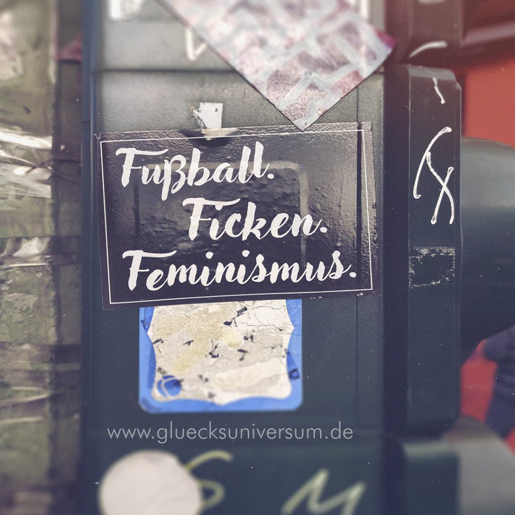 EIn Sticker mit der Aufschrift "Fußball, Ficken. Feminismus."