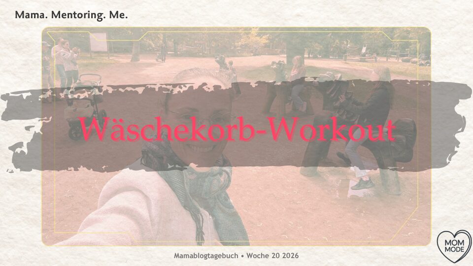 Multitasking Mutter Marion Glück lächelnd auf dem Spielplatz mit Kindern