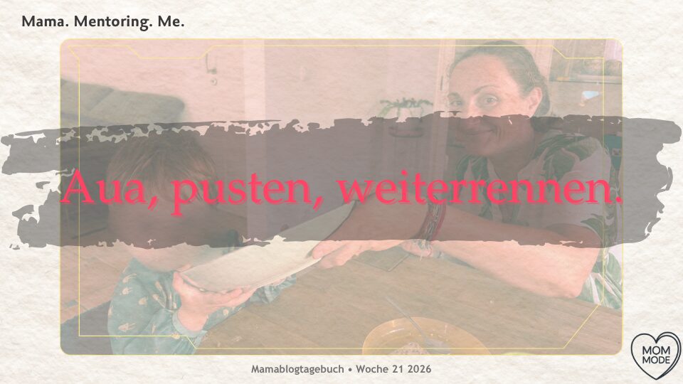 Marion Glück mit ihrem Sohn am Küchentisch, darüber der Schriftzug Aua pusten weiterrennen, Mamablogtagebuch Woche 21 2026