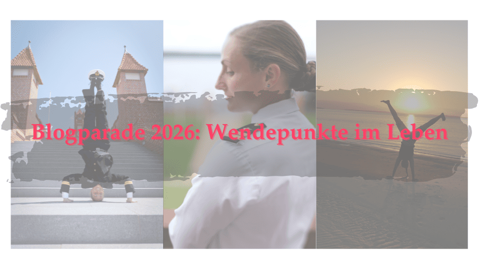 Dreigeteiltes Bild: Links Marion im Kopfstand in Marineuniform vor einem historischen Gebäude, Mitte Profilaufnahme in weißer Marineuniform mit dem Schriftzug Blogparade, rechts Silhouette im Handstand am Strand bei Sonnenuntergang
