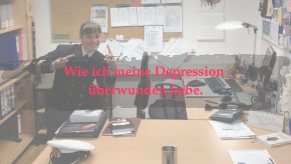 Marion Glück in Marineuniform am Schreibtisch, die Zeit vor dem Wendepunkt, Depression überwinden