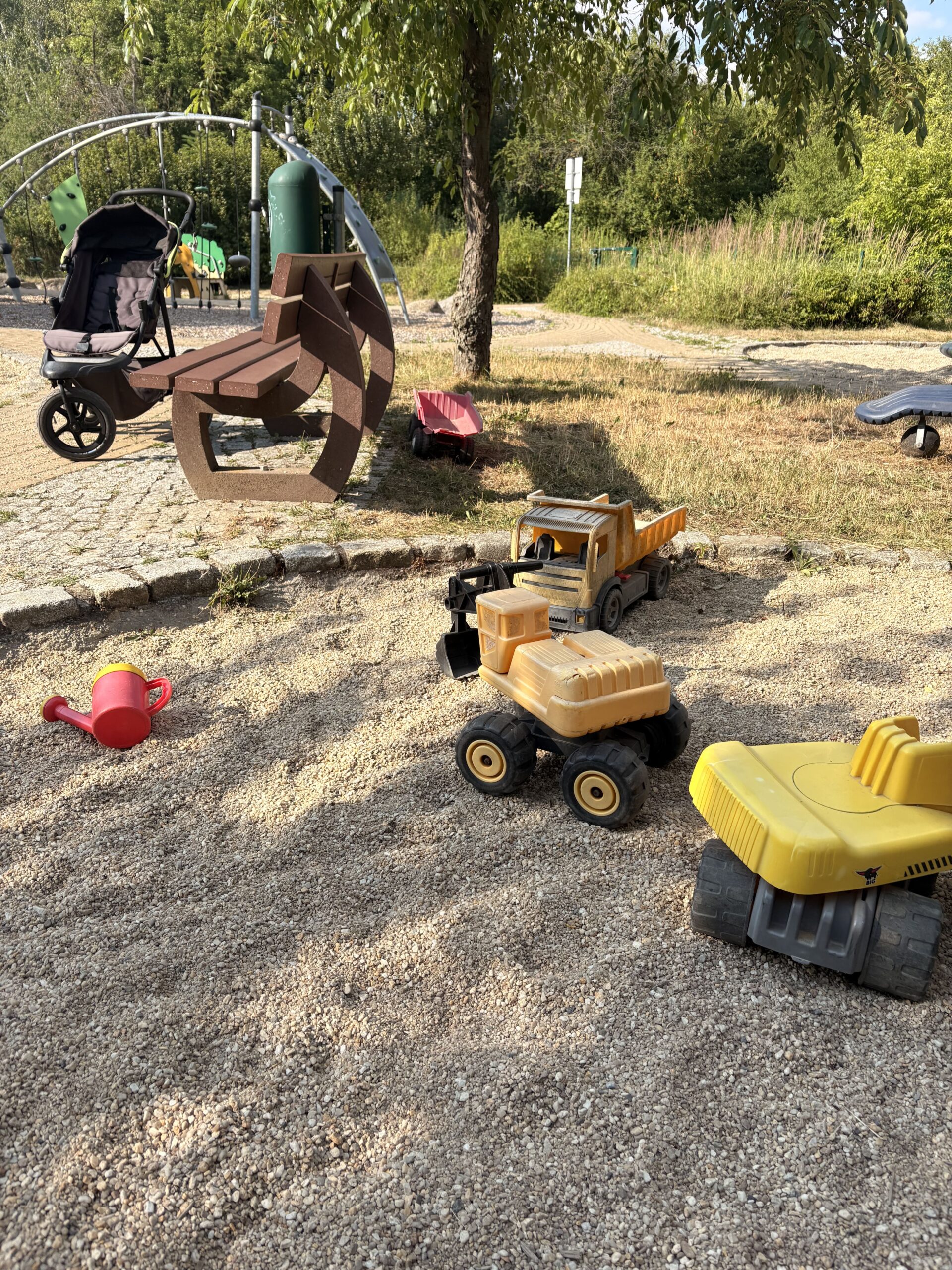 Ein Spielplatz mit viel Kinderspielzeug