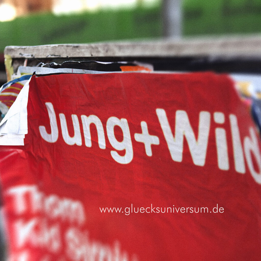 rotes Plakat mit der Aufschrift "Jung+Wild"