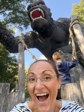 Marion Glück vor der KingKong Figur im Filmpark Babelsberg