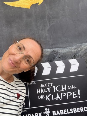 Marion Glück mit einer Regieklappe "Jetzt halt ich mal die Klappe"