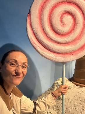 Marion Glück mit einem riesigen Lolli