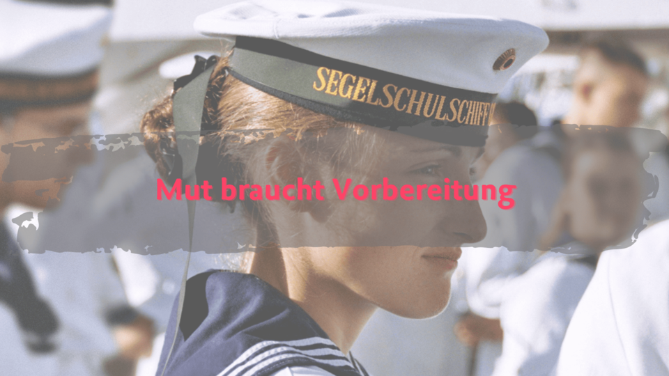 Marion Glück in Marineuniform auf der Gorch Fock, Symbolbild für Journaling Fragen vor dem Meeting