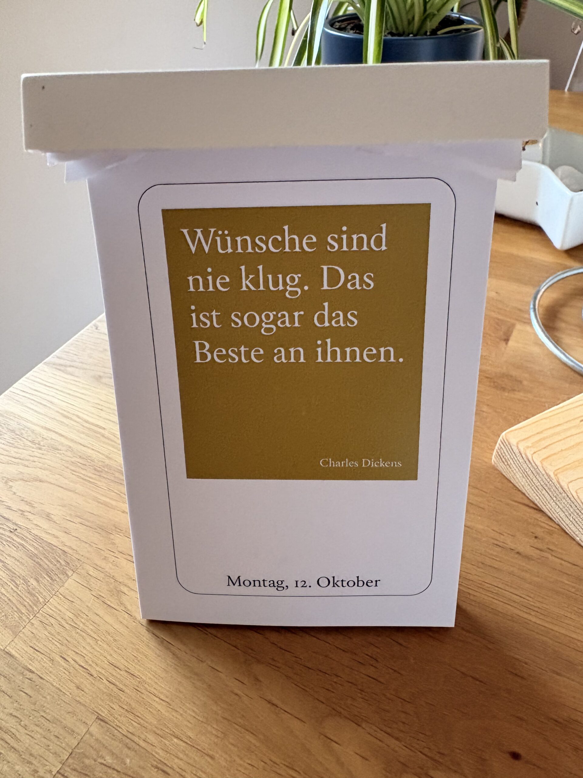 Kalenderblatt mit dem Spruch "Wünsche sind nie klug. Das ist das Beste an ihnen."